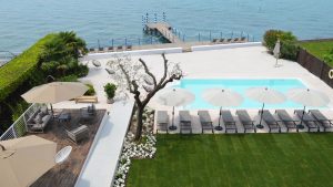 Das Aqva Boutique Hotel in Sirmione. Vom Pool aus mit traumhaftem Blick auf den See.